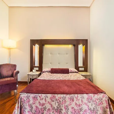 Globales Reina Cristina Hotel