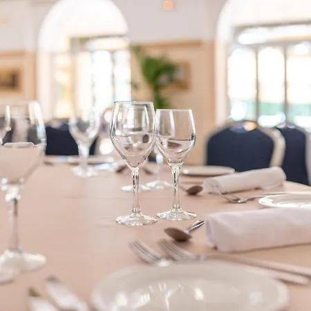Globales Reina Cristina Hotel